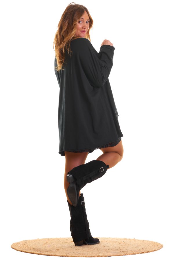 Sudadera Brenda: sudadera elástica con cuello amplio y detalles dorados brillantes en la parte frontal. Cómoda y sofisticada, ideal para cualquier ocasión.