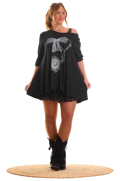 Blusa Moños 1: blusa elástica con cuello en pico, pequeños strass y mangas arremangables con botón. Sofisticada, cómoda y perfecta para cualquier look.