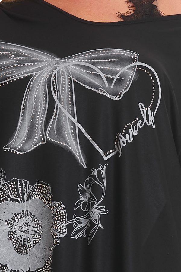 Blusa Moños 1: blusa elástica con cuello en pico, pequeños strass y mangas arremangables con botón. Sofisticada, cómoda y perfecta para cualquier look.