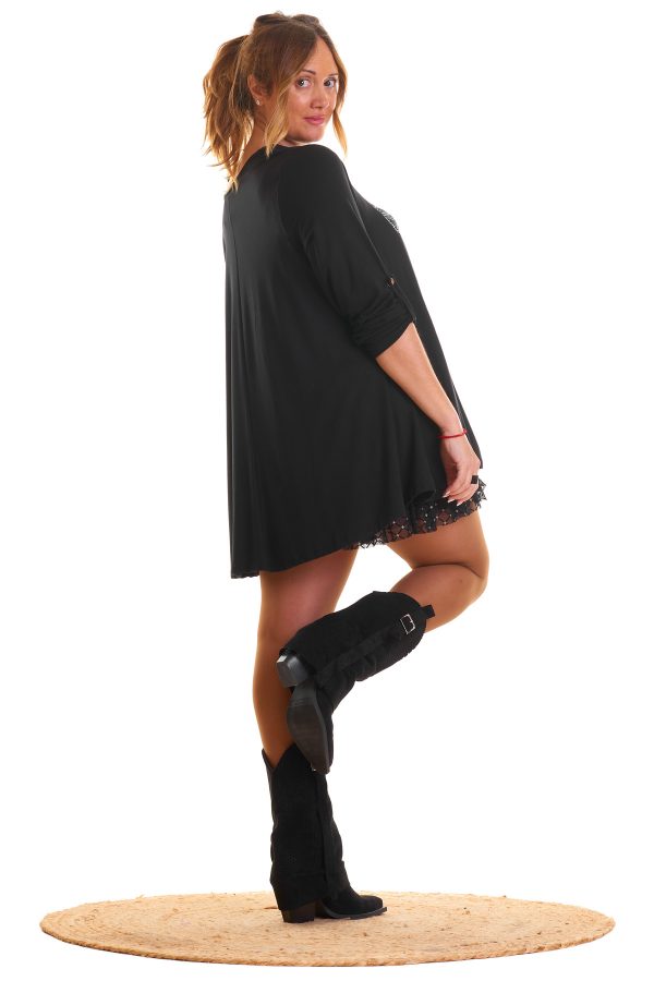 Blusa Moños 1: blusa elástica con cuello en pico, pequeños strass y mangas arremangables con botón. Sofisticada, cómoda y perfecta para cualquier look.