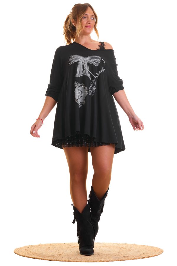 Blusa Moños 1: blusa elástica con cuello en pico, pequeños strass y mangas arremangables con botón. Sofisticada, cómoda y perfecta para cualquier look.