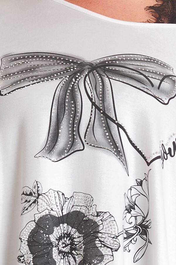 Blusa Moños 1: blusa elástica con cuello en pico, pequeños strass y mangas arremangables con botón. Sofisticada, cómoda y perfecta para cualquier look.