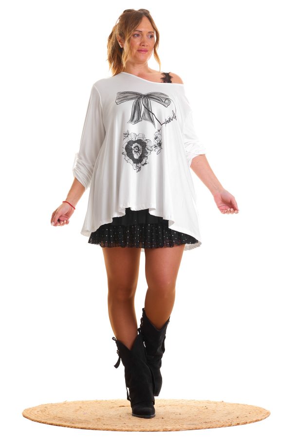 Blusa Moños 1: blusa elástica con cuello en pico, pequeños strass y mangas arremangables con botón. Sofisticada, cómoda y perfecta para cualquier look.
