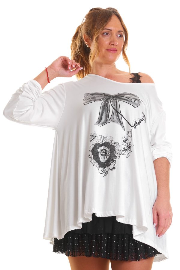 Blusa Moños 1: blusa elástica con cuello en pico, pequeños strass y mangas arremangables con botón. Sofisticada, cómoda y perfecta para cualquier look.