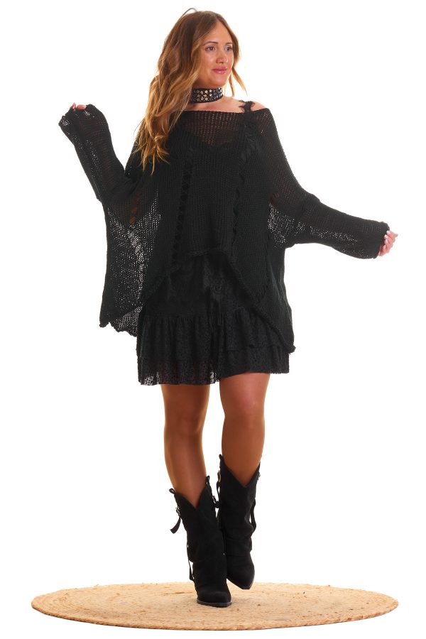 Jersey Paola: jersey calado elástico con escote amplio, corte asimétrico y detalle de descosido. Ligero, moderno y perfecto para cualquier look.