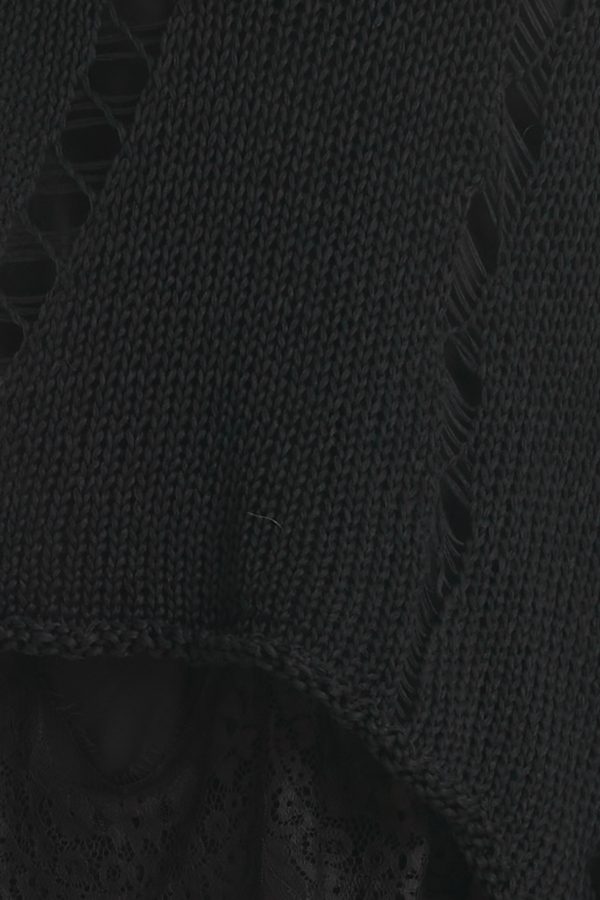 Jersey Paola: jersey calado elástico con escote amplio, corte asimétrico y detalle de descosido. Ligero, moderno y perfecto para cualquier look.