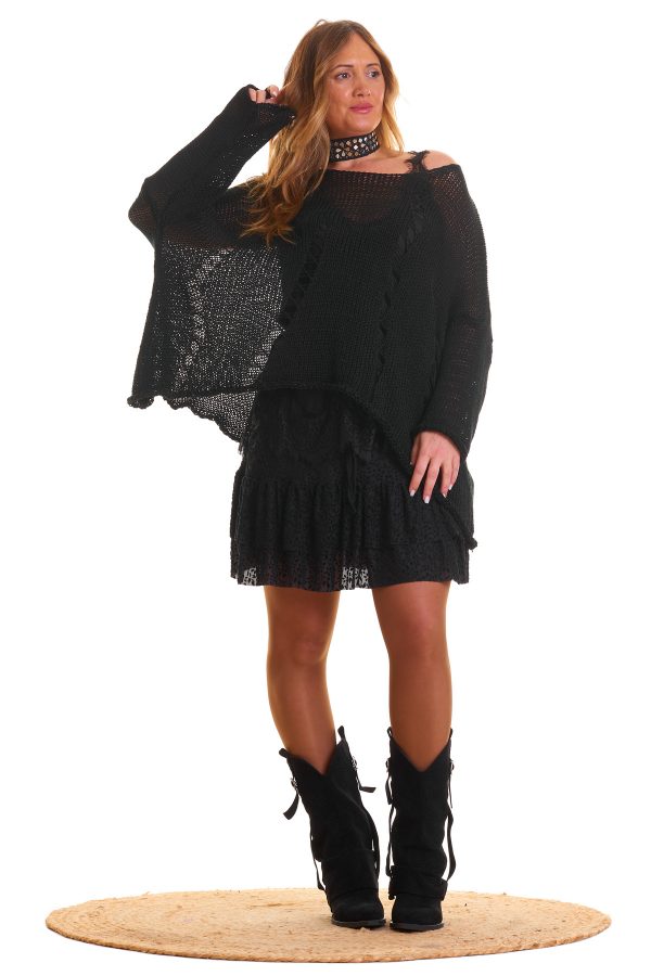 Jersey Paola: jersey calado elástico con escote amplio, corte asimétrico y detalle de descosido. Ligero, moderno y perfecto para cualquier look.