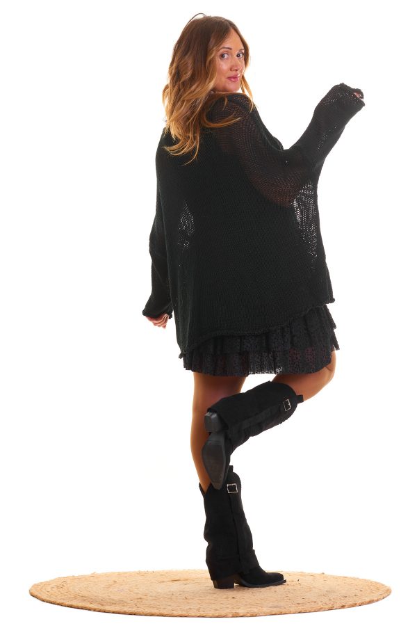 Jersey Paola: jersey calado elástico con escote amplio, corte asimétrico y detalle de descosido. Ligero, moderno y perfecto para cualquier look.