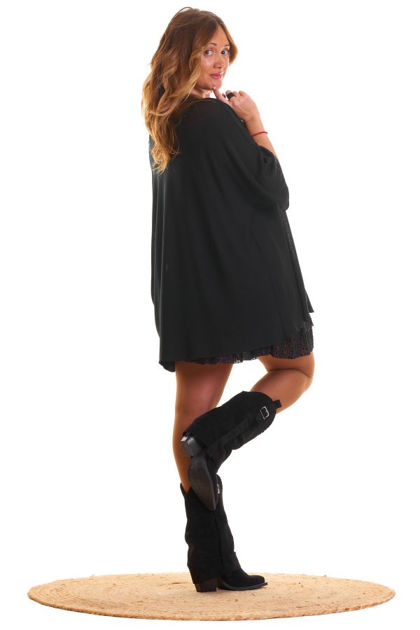 Jersey Berenice: jersey oversize elástico con cuello amplio y tejido ligero y suave. Comodidad y estilo para cualquier ocasión.