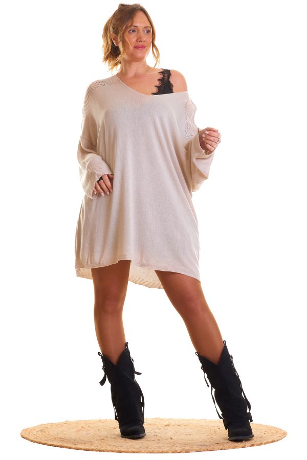 Jersey Romina: jersey oversize elástico con cuello en pico y tejido ligero y suave. Comodidad y estilo para cualquier ocasión.