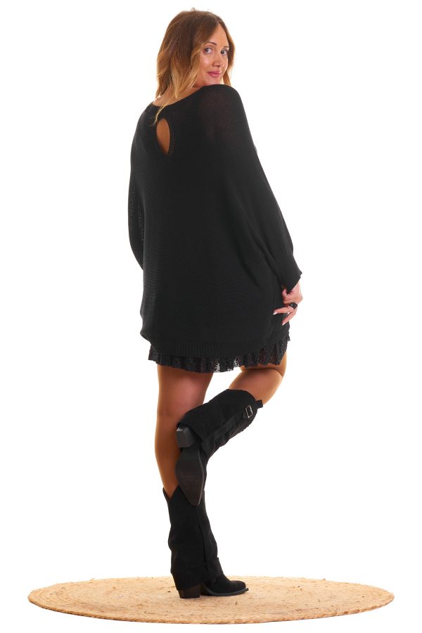 Jersey Balbina: jersey calado elástico con manga murciélago y apertura decorativa en la espalda. Ligero, cómodo y perfecto para un look sofisticado.