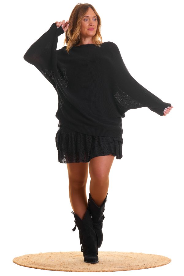 Jersey Balbina: jersey calado elástico con manga murciélago y apertura decorativa en la espalda. Ligero, cómodo y perfecto para un look sofisticado.