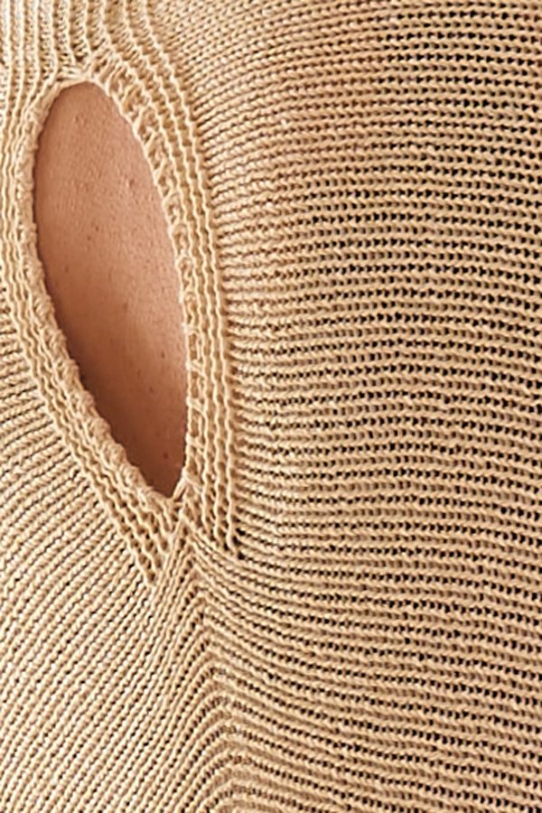 Jersey Balbina: jersey calado elástico con manga murciélago y apertura decorativa en la espalda. Ligero, cómodo y perfecto para un look sofisticado.