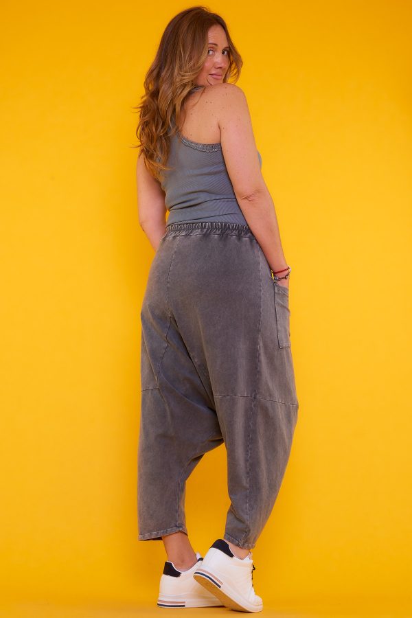 Pantalón Baggy Graciela: pantalón elástico con bolsillos frontales, tejido suave y cintura ajustable. Diseño fresco, cómodo y versátil.
