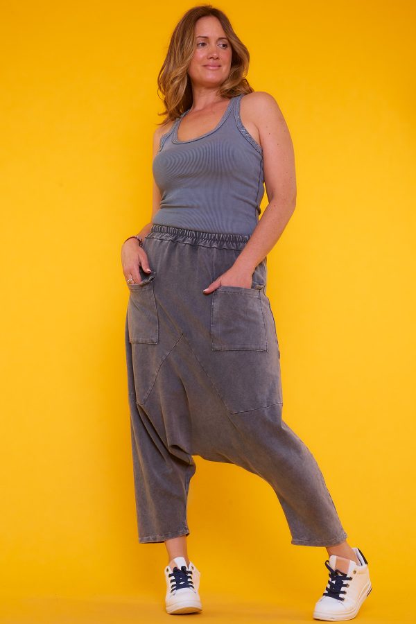 Pantalón Baggy Graciela: pantalón elástico con bolsillos frontales, tejido suave y cintura ajustable. Diseño fresco, cómodo y versátil.