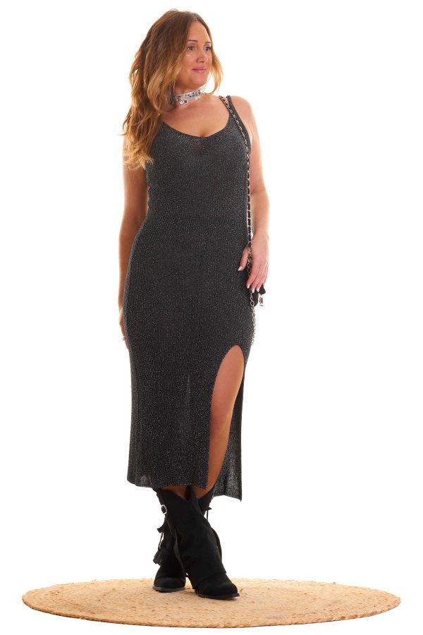 Vestido Fábula Brillos: vestido largo elástico con hilo metálico brillante, apertura elegante y tirantes fijos. Diseño sofisticado y favorecedor.