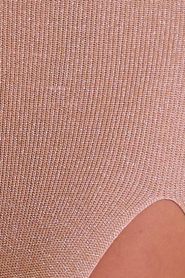 Vestido Fábula Brillos: vestido largo elástico con hilo metálico brillante, apertura elegante y tirantes fijos. Diseño sofisticado y favorecedor.