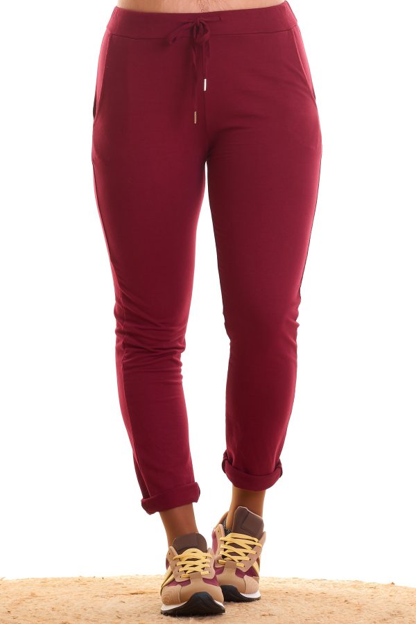 Pantalón jogger de algodón elástico color vino con cintura ajustable, bolsillos funcionales y tejido ligero y cómodo.