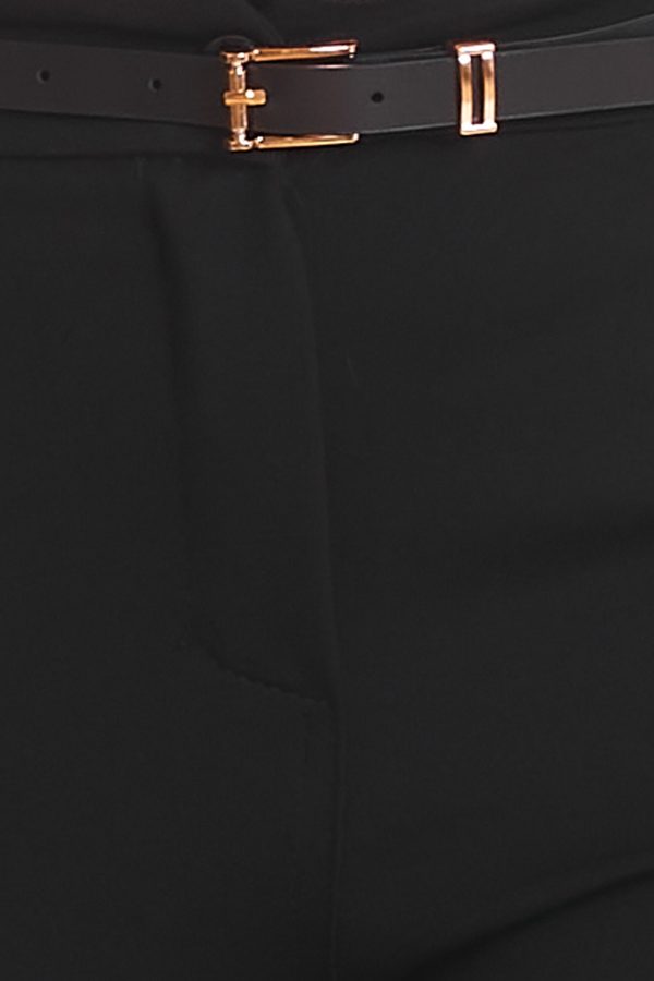 Un pantalón que tiene dos bolsillos en la parte frontal. Se cierra por medio de cremallera y botón. Tiene un cinturón incluido.