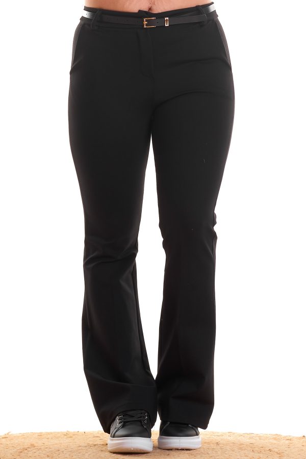 Un pantalón que tiene dos bolsillos en la parte frontal. Se cierra por medio de cremallera y botón. Tiene un cinturón incluido.