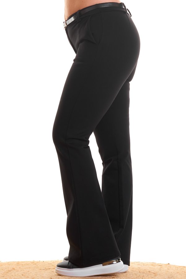 Un pantalón que tiene dos bolsillos en la parte frontal. Se cierra por medio de cremallera y botón. Tiene un cinturón incluido.