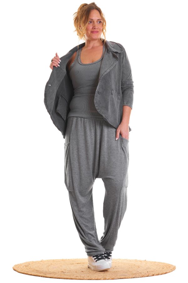 Descubre la Chaqueta Dariel, una chaqueta elástica con cierre de botón, bolsillos frontales y ajuste trasero con cordones. Detalle deshilachado para un toque urbano. ¡Perfecta para cualquier look!