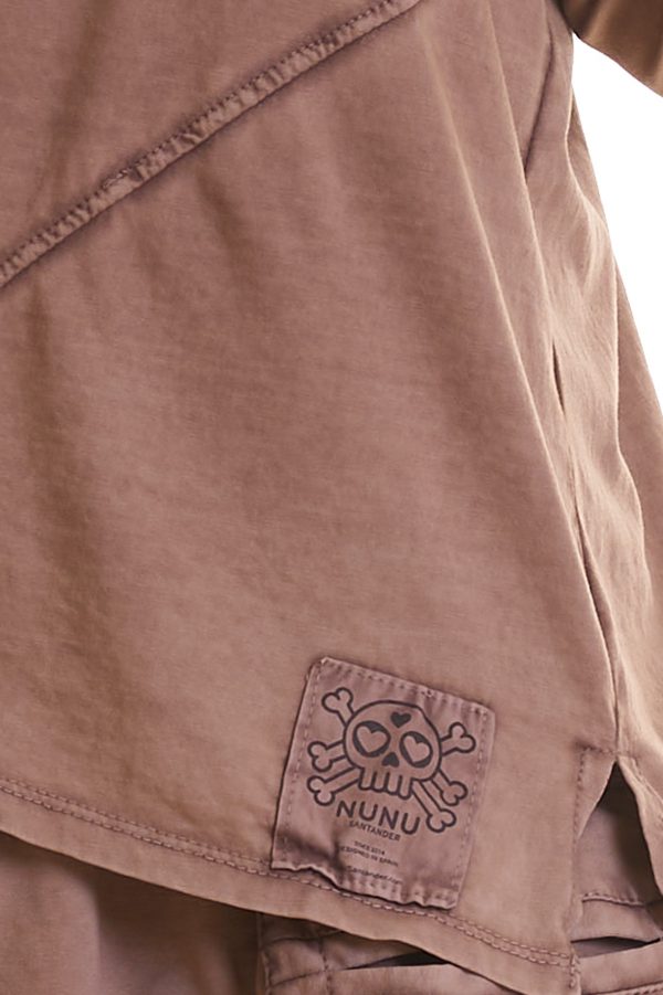 Blusa oversize Samuel: diseño asimétrico con picos estilizados, aperturas en el bajo y tejido de algodón suave. Ligera, cómoda y moderna.