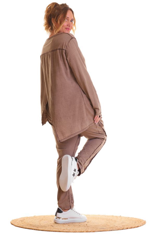 Blusa oversize Samuel: diseño asimétrico con picos estilizados, aperturas en el bajo y tejido de algodón suave. Ligera, cómoda y moderna.