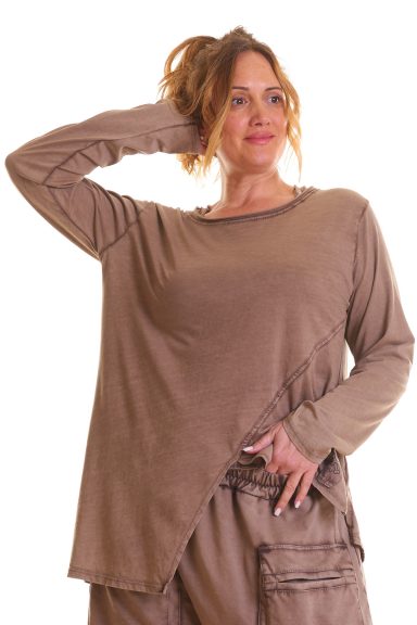 Blusa oversize Samuel: diseño asimétrico con picos estilizados, aperturas en el bajo y tejido de algodón suave. Ligera, cómoda y moderna.