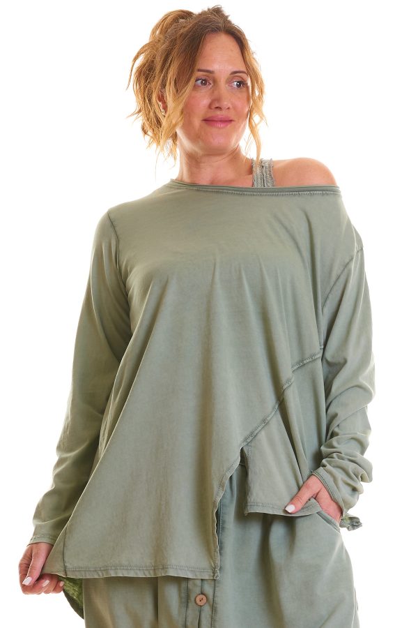 Blusa oversize Samuel: diseño asimétrico con picos estilizados, aperturas en el bajo y tejido de algodón suave. Ligera, cómoda y moderna.