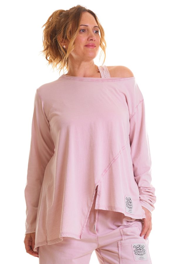 Blusa oversize Samuel: diseño asimétrico con picos estilizados, aperturas en el bajo y tejido de algodón suave. Ligera, cómoda y moderna.