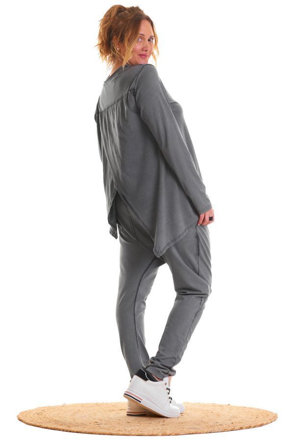 Blusa oversize Samuel: diseño asimétrico con picos estilizados, aperturas en el bajo y tejido de algodón suave. Ligera, cómoda y moderna.