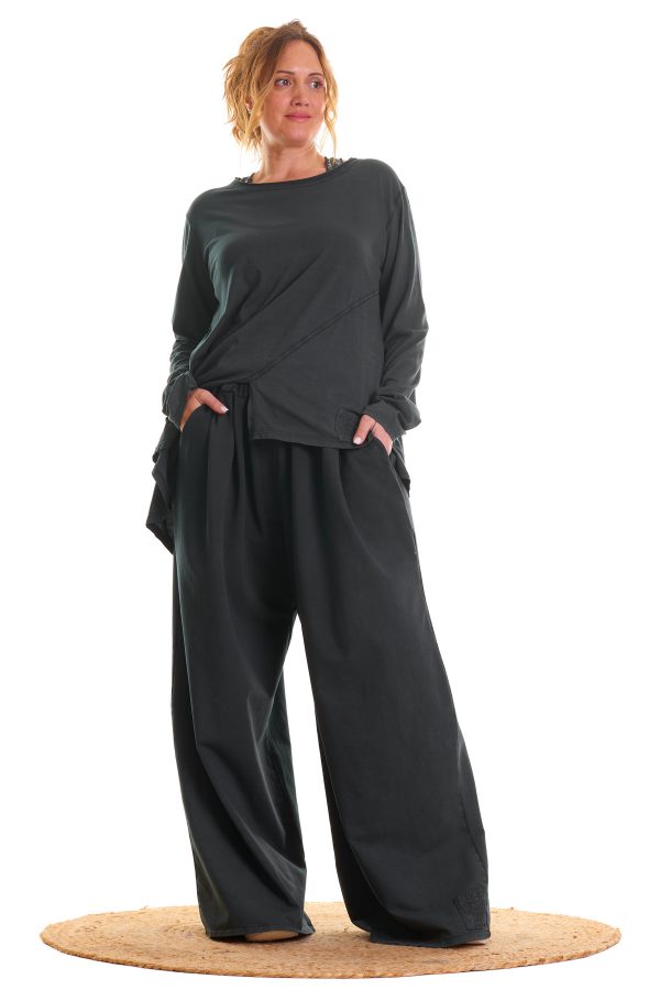 Blusa oversize Samuel: diseño asimétrico con picos estilizados, aperturas en el bajo y tejido de algodón suave. Ligera, cómoda y moderna.