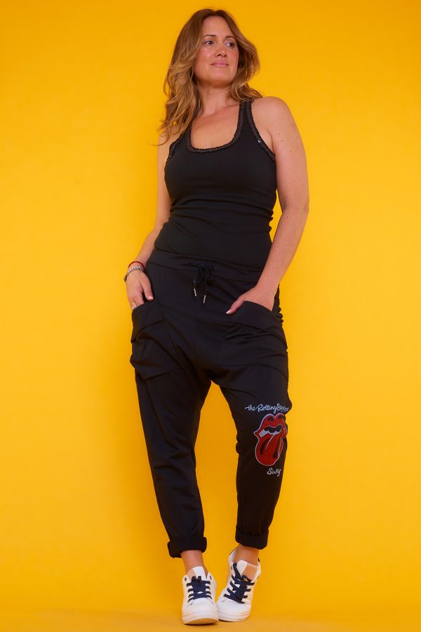 Pantalón Baggy Pablo: pantalón elástico con estampado de boca sacando la lengua, bolsillos funcionales y cintura ajustable. Diseño urbano, moderno y cómodo.
