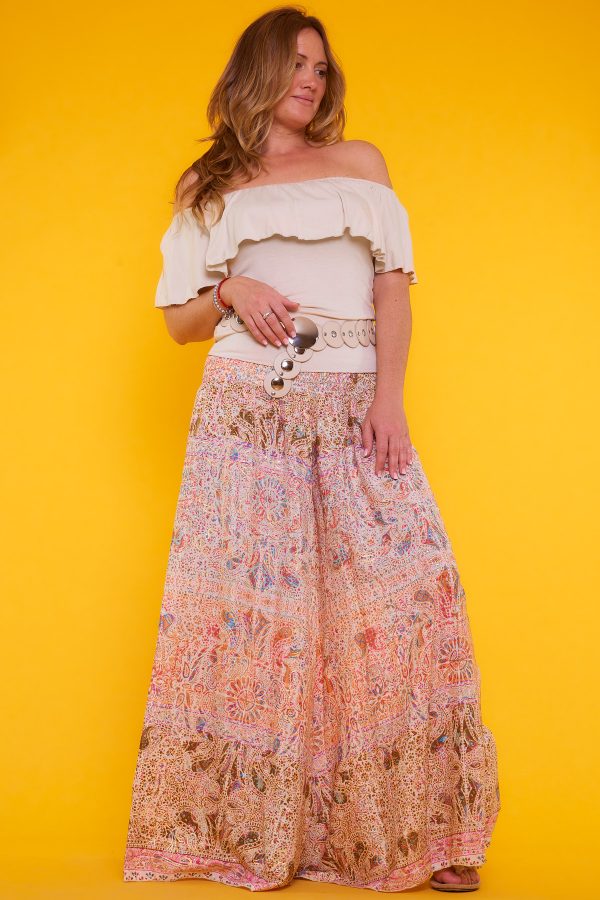 Blusa de algodón con escote en forma de barco sin mangas. Ajustada al cuerpo ideal para usar con vaqueros y demás prendas al gusto.