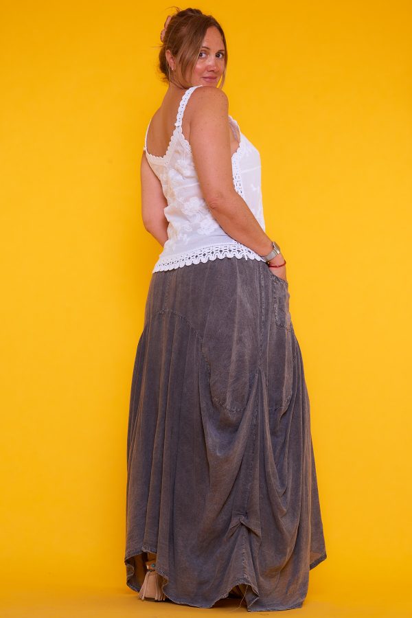 Falda Zulema: falda de Tencel con cintura elástica, corte asimétrico y tono gris desgastado. Tejido antiarrugas, ligero y moderno.