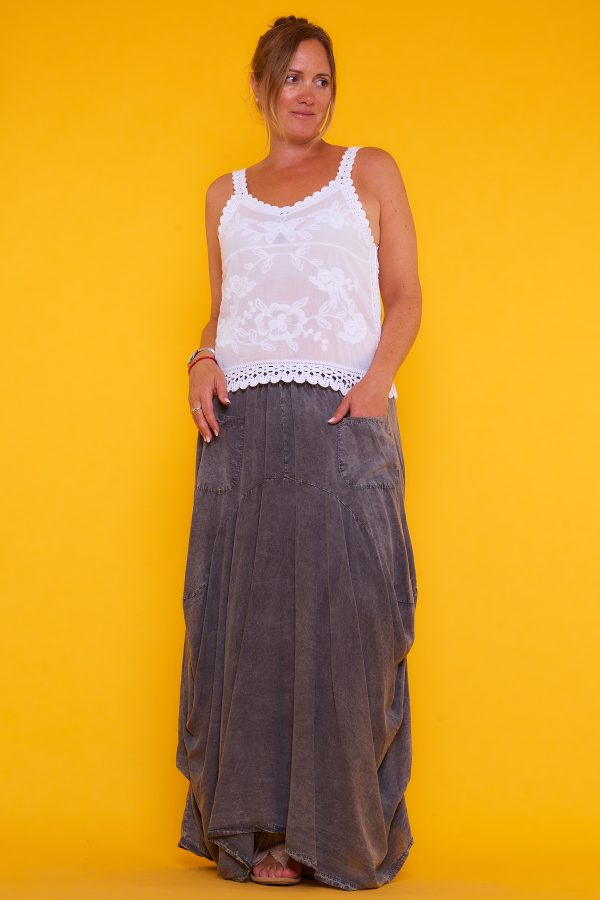 Falda Zulema: falda de Tencel con cintura elástica, corte asimétrico y tono gris desgastado. Tejido antiarrugas, ligero y moderno.