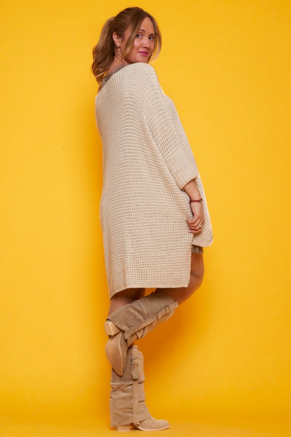 Jersey Merlina: jersey elástico con cuello amplio, corte asimétrico y detalles dorados con siluetas de Mickey Mouse. Ligero, moderno y perfecto para un look con estilo.