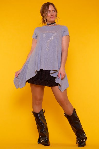 Blusa Paladín: blusa elástica con cuello redondo, corte asimétrico y estampado en strass con signo de interrogación. Cómoda, moderna y versátil.