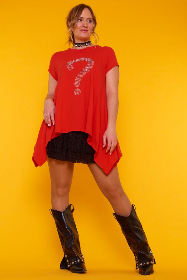 Blusa Paladín: blusa elástica con cuello redondo, corte asimétrico y estampado en strass con signo de interrogación. Cómoda, moderna y versátil.