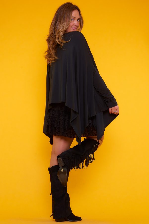 Blusa Inés: blusa elástica con manga murciélago y corte asimétrico con picos laterales. Ligera, moderna y perfecta para un look casual y sofisticado.