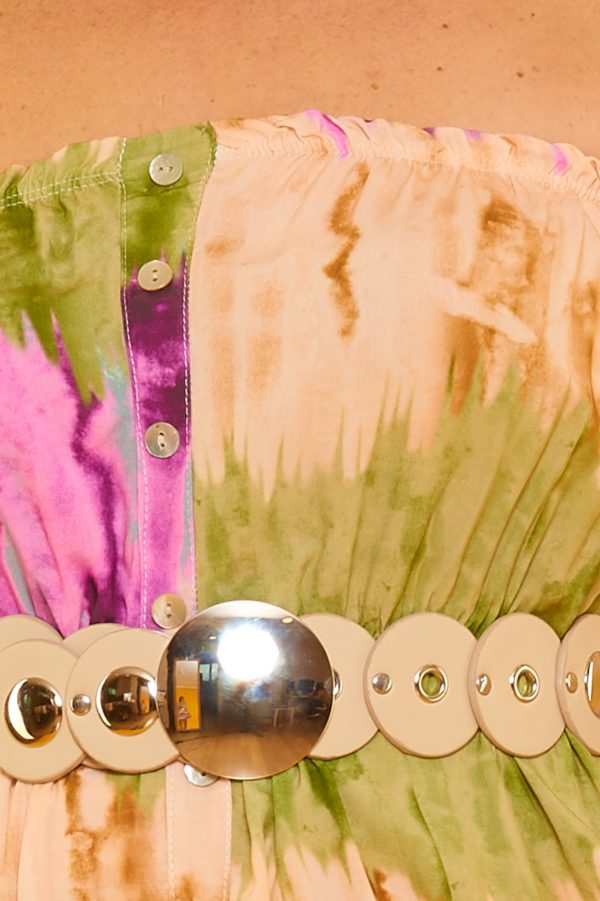 Vestido corto con estampado tie-dye o degradado. Trae escote palabra de honor y elástico en la cintura y en el pecho.