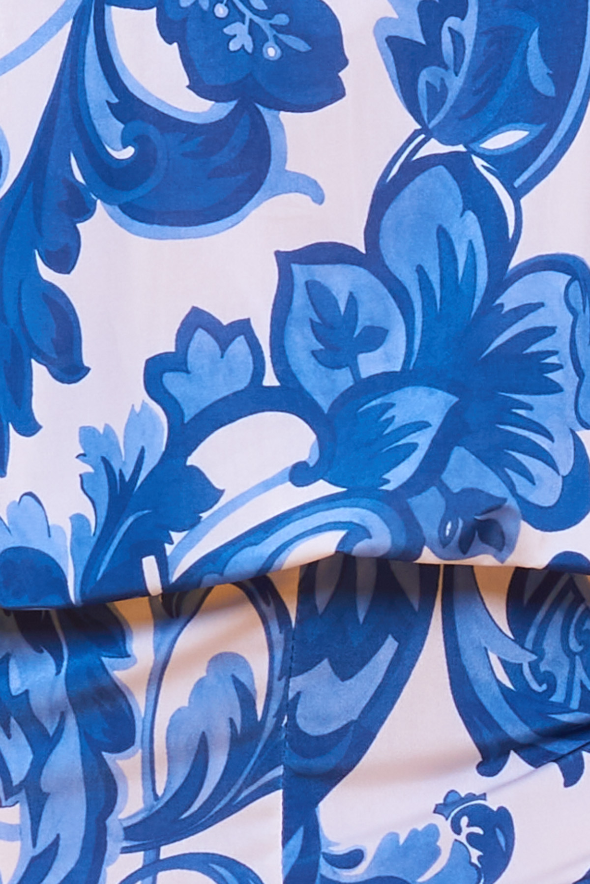 Blusa Sin Mangas Teodora Lisa Una blusa sin mangas que es elástica. Tiene cintas para hacer nudo ajustable y goma elástica en la parte inferior.