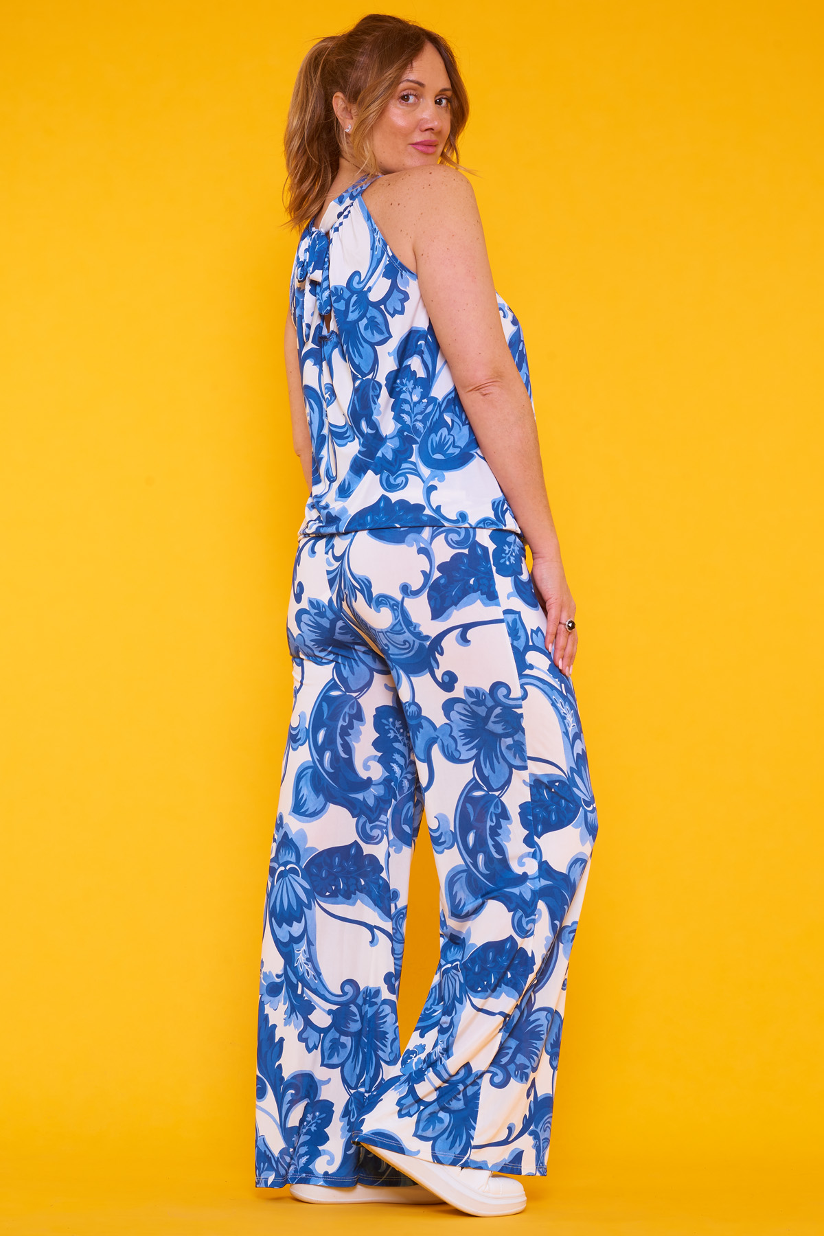 Pantalón Dimas Liso Un pantalón elástico con tejido extremadamente suave y ligero. Tiene goma elástica en la cintura. Una prenda muy versátil.