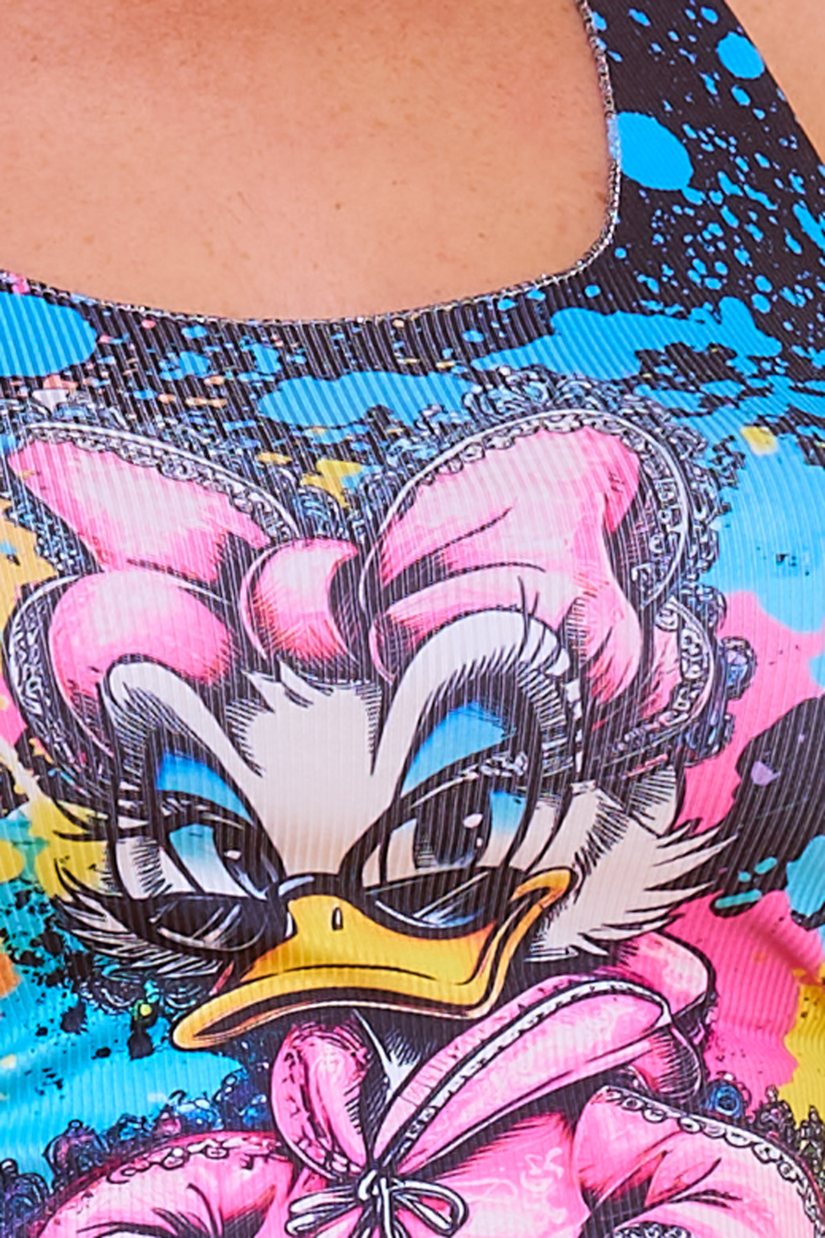 Blusa Sin Mangas Sifrina 8 Una blusa sin mangas que es elástica. Tiene un estampado caricaturesco y detalle en todos sus extremos con hilo metálico de lurex.