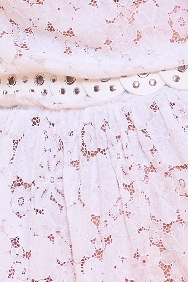 Vestido corto de algodón con encaje. Trae escote palabra de honor con elástico tanto en este como en la cintura. Detalle de pequeños volantes