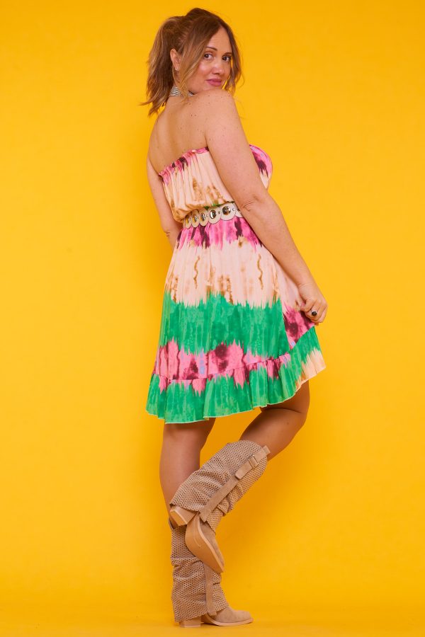 Vestido corto con estampado tie-dye o degradado. Trae escote palabra de honor y elástico en la cintura y en el pecho.