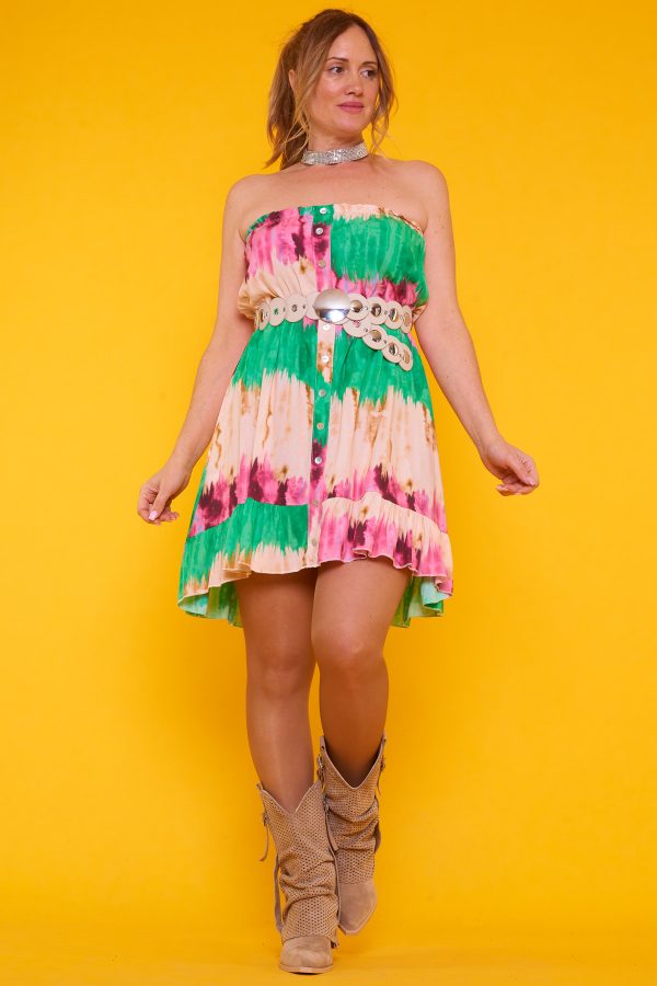 Vestido corto con estampado tie-dye o degradado. Trae escote palabra de honor y elástico en la cintura y en el pecho.