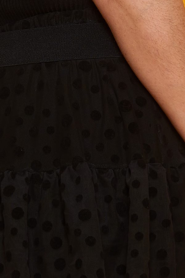Falda con pantalón de tul con volantes, estampado de círculos y cintura ajustable. Ligera, cómoda y sofisticada.