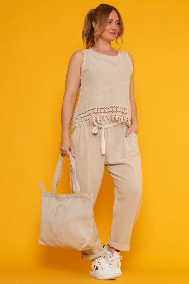 Una blusa elástica sin mangas. De tejido ligero ideal para la temporada con diseño creativo en la parte inferior.